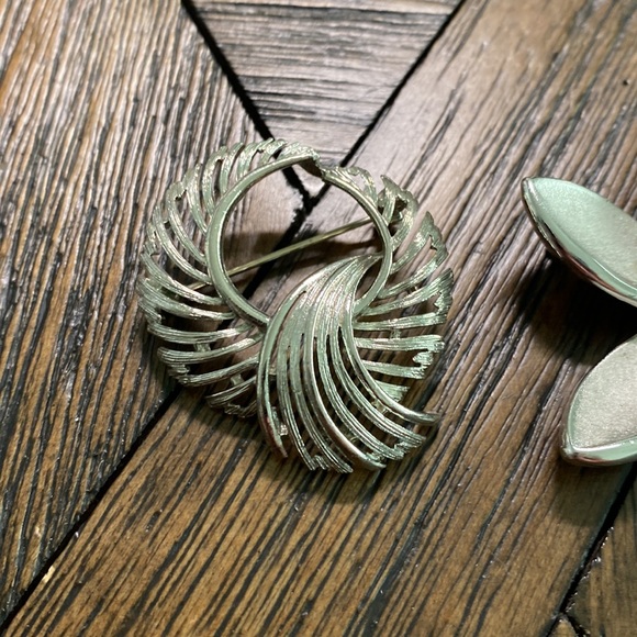 Lot of 4 Vintage Brooches - Trifari, Lisner, Giovanni, Van Dell - Picture 2 of 8